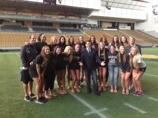 Actor Sean Astin poses with the Idaho volleyball team.